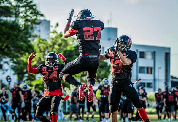 How do UK women incorporate global trends into their personal style?